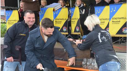 Bild: dob
Bürgermeister Sebastian Giering zapft gekonnt ein Fass Bier an, um den Erntedankmarkt offiziell zu eröffnen. Faschingsvereinsvorsitzender Markus Trescher (links) schaut ihm dabei über die Schulter.