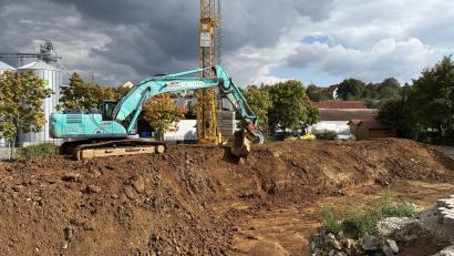 Bild: ge
In Edelsfeld haben an der Baustelle schon die Vorarbeiten begonnen – Ende 2026 soll der Neubau bezugsfertig sein.