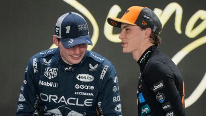 Bild: Vincent Thian/AP/dpa
Wird für WM-Spitzenreiter Oscar Piastri (r) Titelverteidiger Max Verstappen noch zur Gefahr?