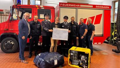 Bild: Feuerwehr Seebarn
Bei der Spendenübergabe waren dabei (von links): Bürgermeister Martin Birner, Werner Höpfl, Johann Fischer, Karin Dobmeier von der Allianz-Versicherungsagentur in Rötz, Dennis Gruber, Benedikt Käsbauer, Feuerwehrbeauftragter Harald Klatzka und Kreisbrandmeister Reinhold Stangl.