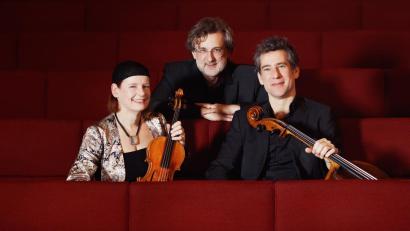 Bild: Maria Frodl/exb
Das Trio Van Beethoven mit Verena Stourzh, Clemens Zeilinger und Florian Berner (von links) widmet den Kammermusikabend im Stadttheater Amberg "familiären Angelegenheiten".