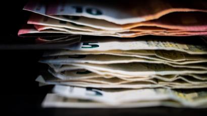 Symbolbild: Marijan Murat/dpa
Nur Sparen alleine reicht nicht, um aus der finanziellen Schieflage wieder herauszukommen – da sind sich die Vertreter der Oberpfälzer Kommunen am Dienstag in Weiden einig.