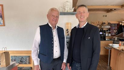 Bild: Regina Kießling
Jubilar Josef Kleindienst und Ursensollens Bürgermeister Albert Geitner.