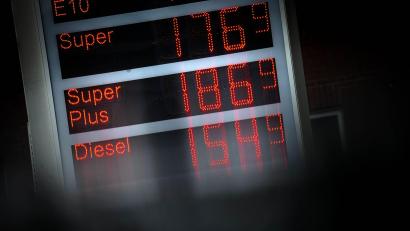 Bild: Sina Schuldt/dpa
Ein Liter Super für 1,77 Euro - ziemlich teuer. Anderswo war das günstiger zu haben. (Archivbild)