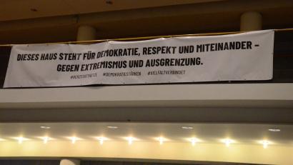 Bild: Kunz
Dieses Banner in der Max-Reger-Halle bleibt dort noch bis Ende Oktober hängen.