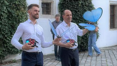 Bild: Susanne Schwab
Rainer Mugrauer (rechts) und sein Sohn Marcel demonstrierten, wie ausgezeichnet die nach dem Vorbild der Natur konstruierten Flugobjekte in der Lage sind, ihren Flug zu imitieren.