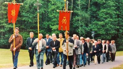 Archivbild: MMC Teunz
Die Sodalen bei einer Wallfahrt zur Jakobkirche Fuchsberg im Jahr 2002.