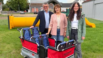 Bild:  G. Fleischmann
Große Freude herrscht bei Bürgermeister Martin Birner mit FEE-Geschäftsführerin Gerlinde Fleischmann (Mitte) und der Krippenleitung Verena Stier über den neuen Krippenbus.