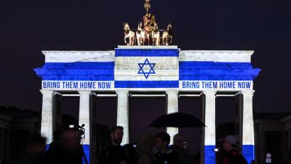 Bild: Britta Pedersen/dpa
Das Brandenburger Tor ist in den Farben der israelischen Flagge angestrahlt.