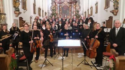 Archivbild: rha
Der Kirchenchor Vilseck unter Leitung von Franz Winklmann (rechts) begeisterte bereits mehrfach die Zuhörer in der Stadtpfarrkirche St. Ägidius. Bei diesem Konzert (Bild) hat ihn eine Instrumentalgruppe aus Musikern des gesamten Landkreises begleitet. Am Sonntag, 12. Oktober, übernimmt dies eine von Winklmann zusammengestellte Band.