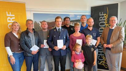 Bild: Andreas Hofmeister, Stadt Schwandorf
Diese Ehrenamtlichen waren bei der Überreichung der Karte anwesend (von links): Barbara Aved (Amt Zentrale Steuerung und Dienste), Horst Hohler, Ziya Ahadov, Johannes Wienhold, Uli Raß, Carmen Edenhart mit Madita und Julian, Alexander Zimmermann, Timo Wellnhofer und Oberbürgermeister Andreas Feller.