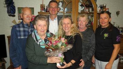 Bild: adj
Bärbel Klein nahm im Kreise ihrer Familie die Glückwünsche zum 85. Geburtstag von Bürgermeister Ernst Schicketanz entgegegen.