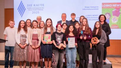 Bild: HSS/Gumberger 
Das Team von "Lobko News" mit Vorsitzendem Markus Ferber, MdEP (hinten, Mitte), und Ute Eiling-Hütig, MdL (hinten, rechts), bei der Preisverleihung in München.