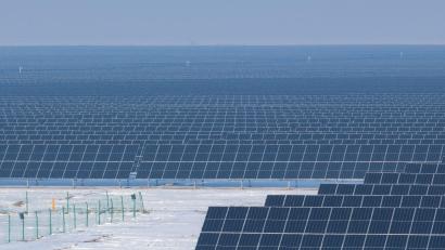 Bild: Zhang Cheng/Xinhua/dpa
China war laut einer Studie der Denkfabrik Ember im ersten Halbjahr 2025 für 55 Prozent des weltweiten Solarwachstums verantwortlich.