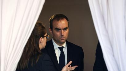 Bild: Ludovic Marin/Pool AFP/AP/dpa
Frankreichs zurückgetretener Premier hat eine schwierige Mission.