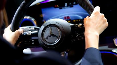 Bild: Sven Hoppe/dpa
Mercedes-Benz hat erneut weniger Fahrzeuge verkauft. (Archivbild)
