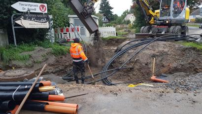 Bild: gi
Wasserrohre, Kanäle, Leitungen für die Nahwärme und diverse Kabel für Telefon, schnelles Internet und die Straßenbeleuchtung wurden in Moosbach verlegt.