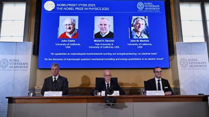 Bild: Claudio Bresciani/TT News Agency/AP/dpa
Den Nobelpreis für Physik erhalten 2025 die Quantenphysiker John Clarke, Michel Devoret und John Martinis.