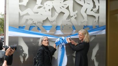Bild: Hirsch
Sozialministerin Ulrike Scharf (rechts) enthüllt den Scherenschnitt aus Edelstahl der Regensburger Künstlerin Johanna Obermüller (links), der den Eingang zur Schwandorfer Dienststelle ziert.