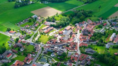 Archivbild: mür
Die Bayerische Staatsregierung hat Bad Neualbenreuth mit dem Gütesiegel "Flächenbewusste Kommune" ausgezeichnet. Damit werden Städte, Gemeinden und interkommunale Allianzen gewürdigt, die sich in besonderem Maße um den Schutz der wertvollen Ressource Boden verdient machen.