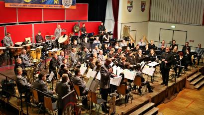 Bild: bph
Der Reservistenmusikzug Oberpfalz unter Leitung von Dirigent Thomas Prechtl (rechts) bekam viel Applaus. Die Musiker Christian Ziegler und Tobias Kiener (Mitte, stehend) führten durch das kurzweilige Programm.
