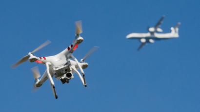 Bild: Julian Stratenschulte/dpa
Nachdem es europaweit mehr Drohnensichtungen in Bereichen der kritischen Infrastruktur gegeben hat, reagiert Bayern mit einer Novelle des Polizeiaufgabengesetzes. (Symbolbild)