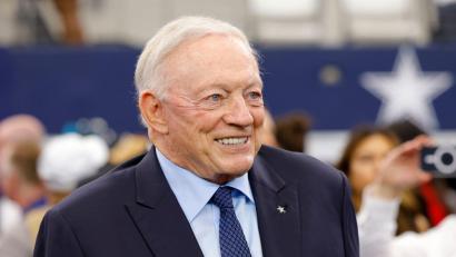 Bild: Gareth Patterson/AP/dpa
Jerry Jones nannte einen gezeigten Mittelfinger beim Sieg gegen die Jets "unabsichtlich". (Archiv-Foto)