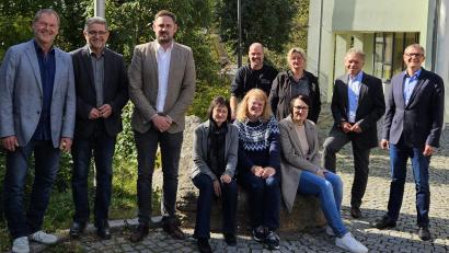 Bild: Simone Werner-Ney
Der neue Geschäftsführer Michael Gersch (rechts) wurde von seinem Vorgänger Andreas Munder (Zweiter von rechts) und dem TMO-Team begrüßt. Auch die Bürgermeister (von links) Axel Herrmann aus Warmensteinach, Franz Tauber aus Mehlmeisel und Sebastian Voit aus Fichtelberg freuten sich über die Neubesetzung.
“