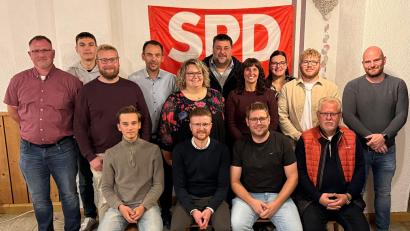 Bild: Katrin Hüttner
Diese 15 Kandidatinnen und Kandidaten der SPD Plößberg wollen ab 2026 neue Impulse im Marktrat geben.