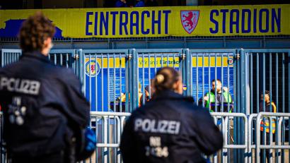 Bild: Moritz Frankenberg/dpa
Beim Derby zwischen Braunschweig und Hannover soll es keine personalisierten Tickets geben.