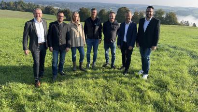 Bild: Hans Martin Grötsch
Die Bürgerliche Demokratische Liste (BDL) in Ensdorf und die Freien Wähler präsentieren ihre Kandidatenliste zusammen mit (von links) Landesvize und Kreisvorsitzender Hans Martin Grötsch, Marcus Färber, Silke Hammer, Roland Müller, Stefan Söllner, Landtagsabgeordneter Bernhard Heinisch, Landratskandidat Stefan Kroher.