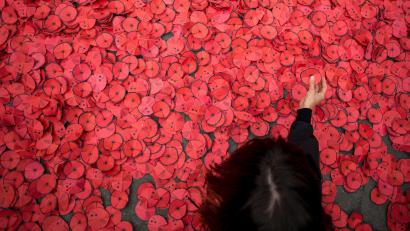 Bild: Luis Soto/SOPA Images via ZUMA Press Wire/dpa
Eine Person hebt eine Papiermohnblume auf, die während einer Kundgebung gegen den Gaza-Krieg vor dem spanischen Außenministerium in Madrid auf dem Boden liegt.