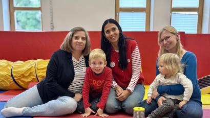Bild: Mariella Kramer 
Ein starkes Team: László (2.v.l.) gemeinsam mit Heilpädagogin Michaela Wiek, Ergotherapeutin Bettina Fischer, Mama Beatrix Herter und Schwesterchen Noémi (v.l.n.r.).