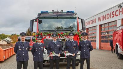 Bild: Verena Lindner
Die Verantwortlichen der Feuerwehr Windischeschenbach nehmen symbolisch die Fahrzeugschlüssel in Empfang.