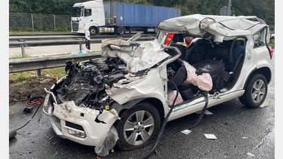 Bild: -/BRK BGL/dpa
Das Unfallauto wurde so stark beschädigt, dass der Fahrer und seine Frau im Wagen eingeklemmt wurden.