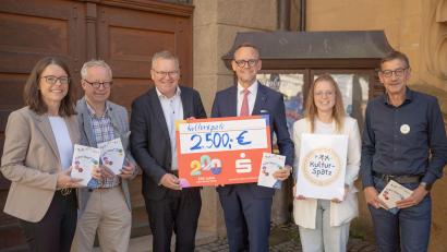 Bild: Sibylle Sandner, Stadt Amberg
Kindern schon früh Kulturerlebnisse ermöglichen – dahinter stehen: Kulturamtsleiter Reiner Volkert (von rechts), Projektleiterin Sarah Kotz, Thomas Pickel, Vorstandsvorsitzender der Sparkasse Amberg-Sulzbach, Oberbürgermeister Michael Cerny, Kulturreferatsleiter Dr. Fabian Kern und Sonja Kalb, Vorstandsmitglied der Sparkasse Amberg-Sulzbach.