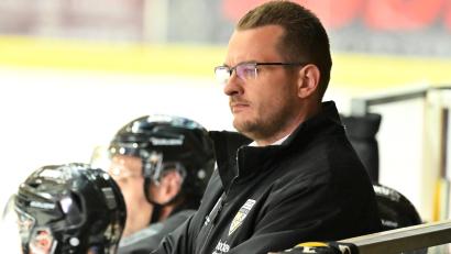 Bild: Hubert Ziegler
Jan Bönning, der neue Trainer des ERSC Amberg, blickt gespannt auf die am Wochenende startende Saison in der Eishockey-Bayernliga.