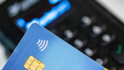 Bild: Fernando Gutierrez-Juarez/dpa
Wer die Girocard nutzt, soll erfolgreiches Bezahlen besser sehen und hören können. (Symbolbild)