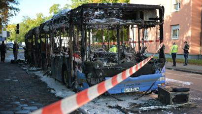 Bild: Malin Wunderlich/dpa
Der Linienbus fing während der Fahrt Feuer.