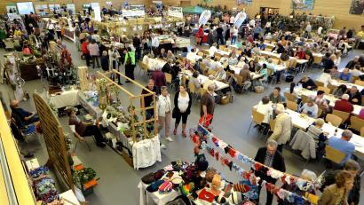 Archivbild: Hirsch
Blick in die Sporthalle in Schwarzenfeld: Dort findet am Wochenende wieder der „Oberpfälzer Herbstbauernmarkt“ statt.