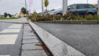 Bild: sne
Die abgesenkten Bordsteine in der Stadt, wie hier an der Einfahrt zum Fachmarktzentrum, erscheinen für manche Fahrradfahrer als zu hoch. An manchen Stellen könnte sich das ändern.