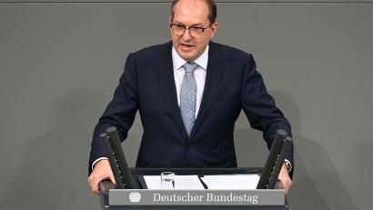 Bild: Niklas Graeber/dpa
Innenminister Dobrindt warnt vor Anreizen für illegale Migration.