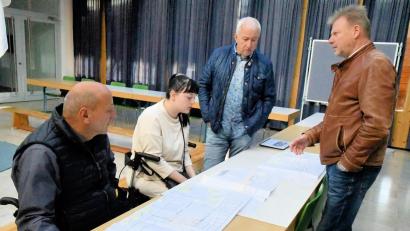 Bild: sche
Inklusionsbeauftragte, Georg Dittrich, Stefanie Gebert, Richard Ertl (von links), befassen sich mit den Um- und Ausbaumaßnahmen an der Grund- und Mittelschule Freudenberg. Rechts stehend Bürgermeister Alwin Märkl.