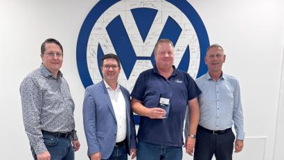 Bild: Fischer Automobile GmbH
Bernhard Dettmann (Zweiter von rechts) bei der Ehrung zum 30-jährigen Dienstjubiläum mit Personalleiter Markus Kallmeier (links), Geschäftsführer Thomas Fischer (Zweiter von links) und Teiledienstleiter Richard Koch (rechts).