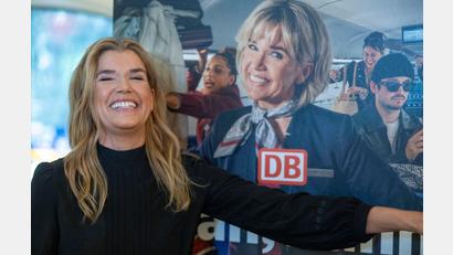 Bild: Helmut Fricke/dpa
Mit Humor den Alltag im Zug erzählen. Engelke hat mit der Bahn eine Webserie gedreht