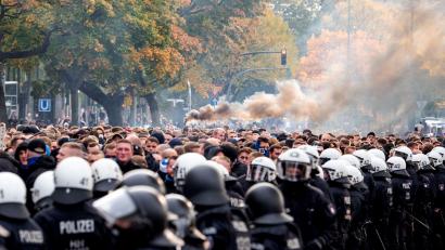 Bild: Daniel Bockwoldt/dpa
Aufeinandertreffen von Polizei und Fans bei einem Fußballspiel (Archivbild)