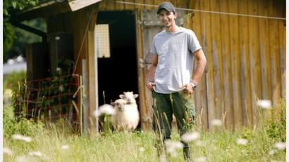 Bild: RTL /Stefan Gregorowius
Michael Köstler aus Schönkirch ist einer der Teilnehmer an der aktuellen "Bauer sucht Frau"-Staffel. Wie es für ihn beim Scheunenfest und bei der Hofwoche gelaufen ist, ist ab Montag, 3. November, auf RTL zu sehen.