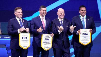 Bild: Fernando Calistro/AP/dpa
Gianni Infantino (2. von rechts) mit den Verbandsbossen der WM-Gastgeber Südamerikas