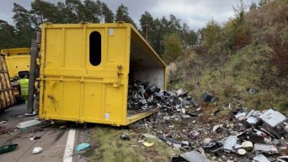 Bild: Polizei Amberg
Ein Lkw kippte auf der B 85 bei Ebermannsdorf um, nachdem ein Container verrutschte. Die Ladung bestand aus sechs Tonnen Elektroschrott.