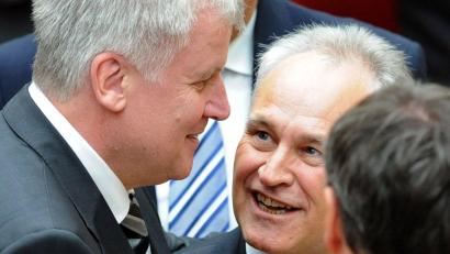 Bild: picture alliance / dpa
Seehofer und Huber sehen Söders Kurs gegenüber den Grünen kritisch. (Archivbild)